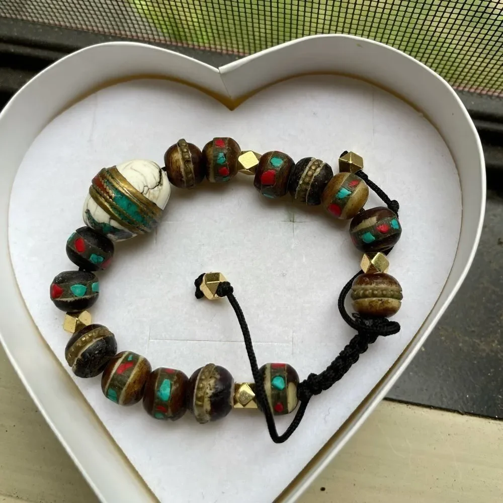✨HP✨Gorgeous beaded bracelet with a string